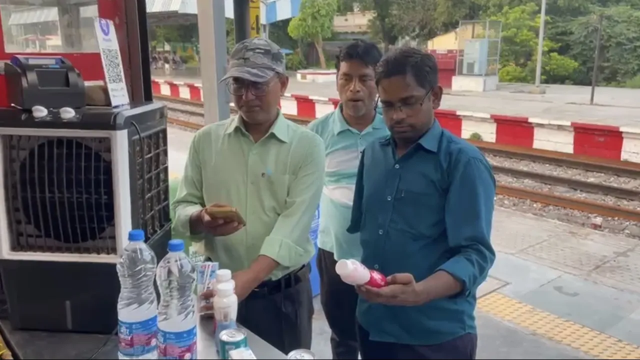 Hardoi station viral video