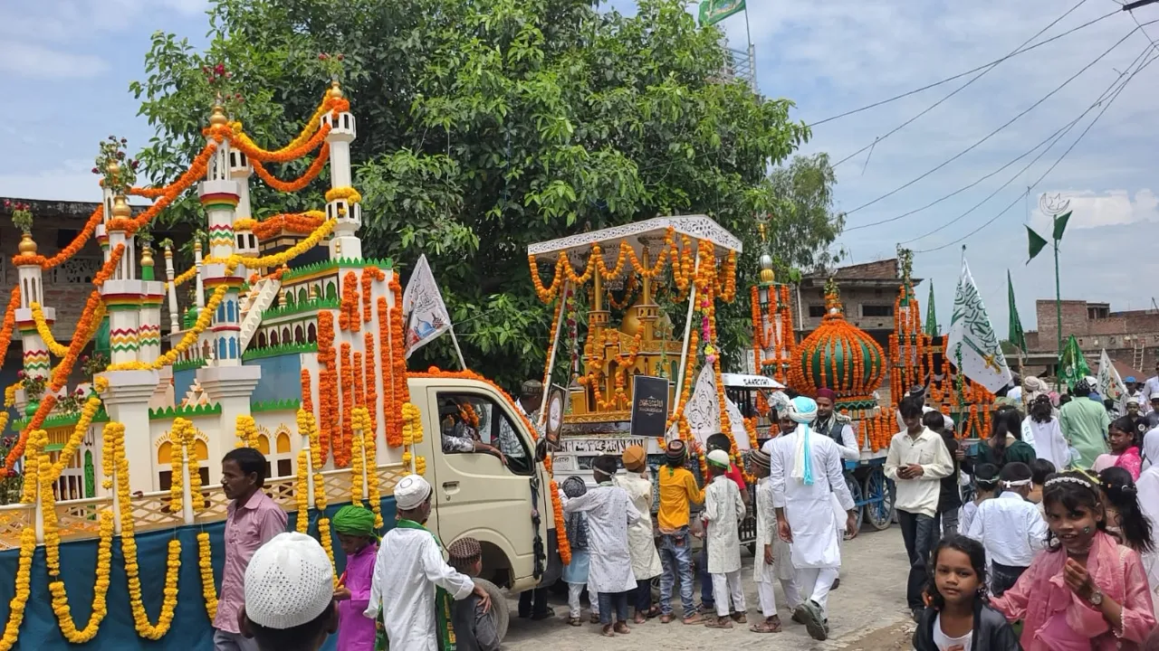 श्रावस्ती में धूमधाम से निकला जश्न-ए-ईद मिलादुन्नबी का जुलूस, अमन और भाईचारे का दिया संदेश