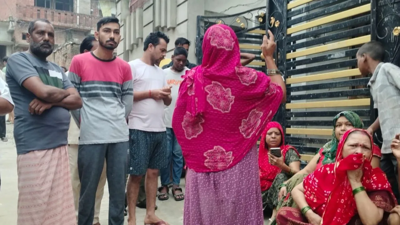 Shahjahanpur News:  पुलिस के डर से भागे सराफा व्यापारी की छत से गिरकर मौत, पत्नी ने लगाए गंभीर आरोप