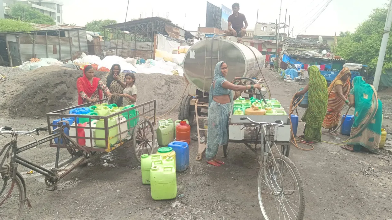 कानपुर में पानी के लिए हाहाकार! जूही में घरों तक पहुंच रहा काला पानी, ठेले-साइकिल से पानी ढो रहे लोग