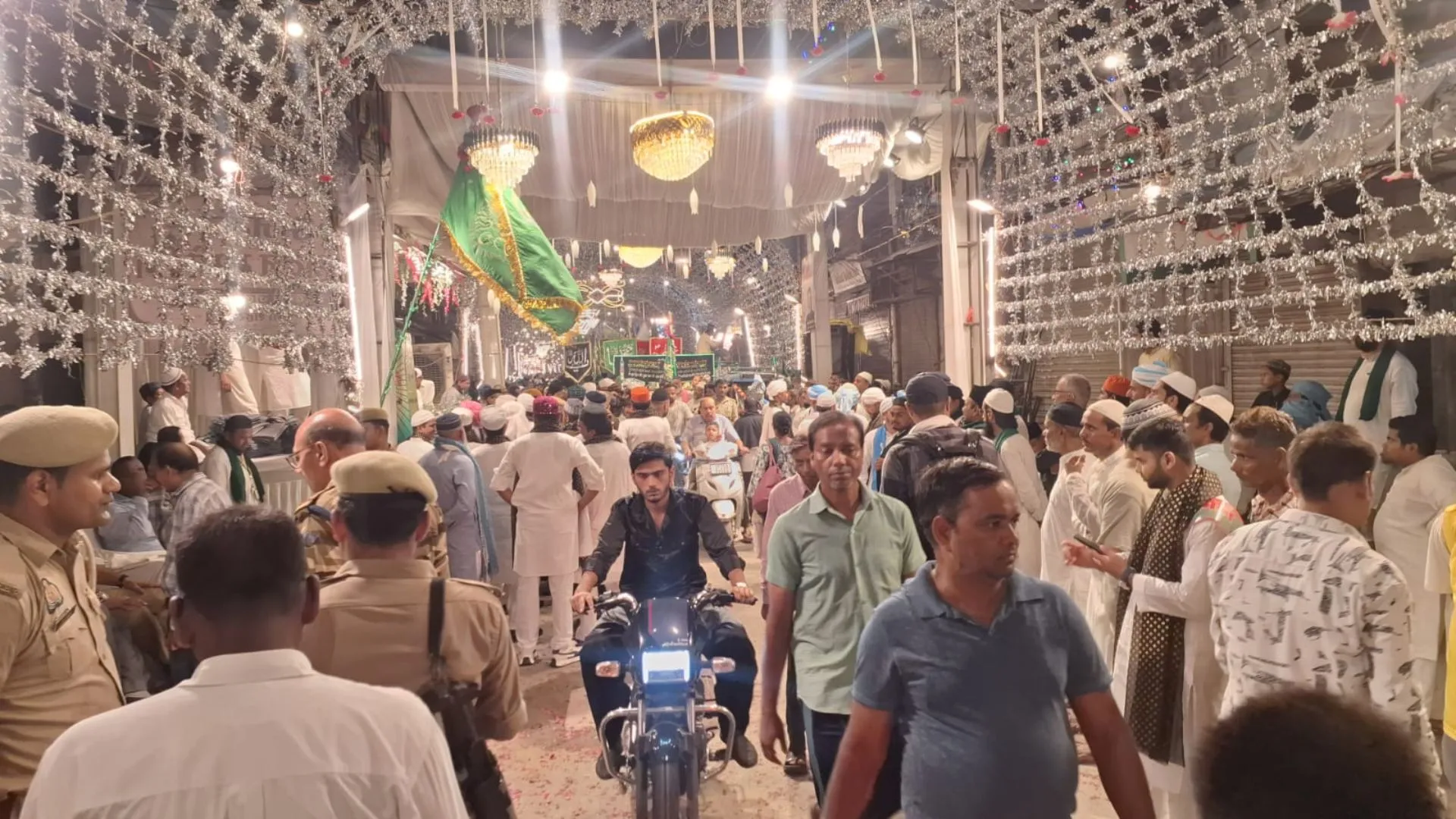 Bareilly News : जश्ने-ईद मिलादुन्नबी, 105 अंजुमनों के साथ निकला जुलूस-ए-मुहम्मदी, जगमगा उठा शहर 