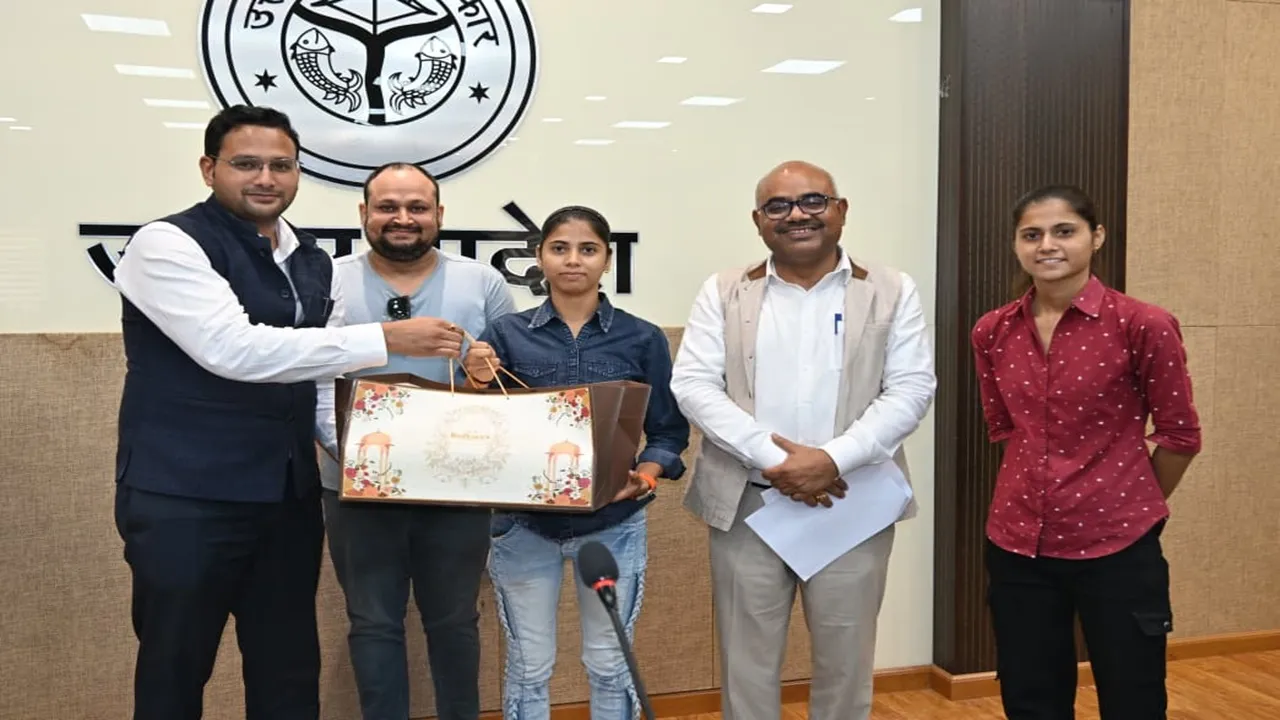 श्रीलंका में चमकी कानपुर की बेटी प्रियांशी : 4 मैच में 6 विकेट लेकर भारत को दिलाया टी-20 डेफ सीरीज का खिताब, डीएम ने किया सम्मानित