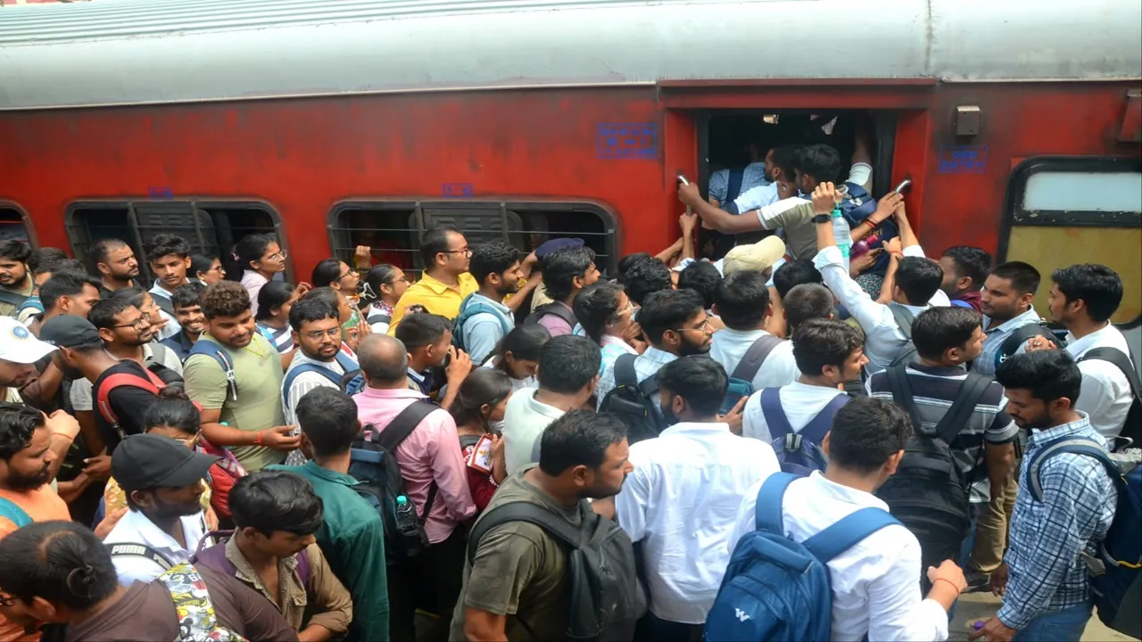 UPSSSC परीक्षा के बाद कानपुर सेंट्रल पर उमड़ा सैलाब, AC कोचों तक परीक्षार्थियों का कब्जा; बस अड्डे पर भी पैर रखने की जगह नहीं