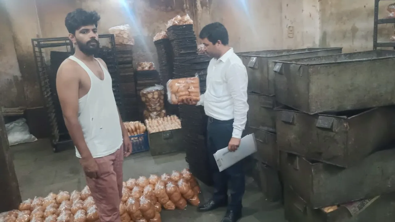 कानपुर में खाद्य विभाग की ताबड़तोड़ छापेमारी 
