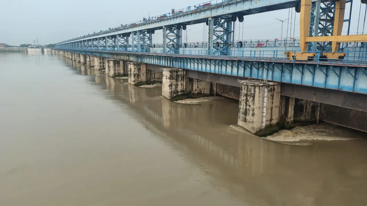 कानपुर में खतरे की ओर गंगा, 114.100 मीटर पहुंचा जलस्तर; गांवों और खेतों में घुसा पानी