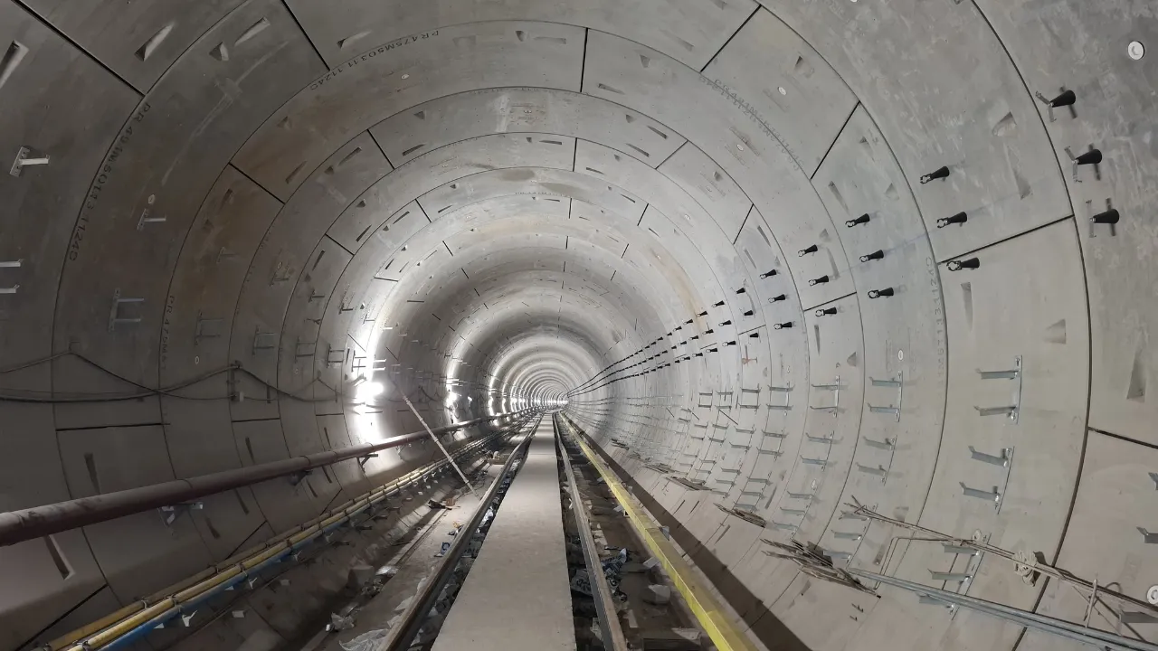 Kanpur Metro: कानपुर मेट्रो को मिली बड़ी रफ्तार, रावतपुर से डबल पुलिया तक डाउनलाइन टनल में ट्रैक तैयार