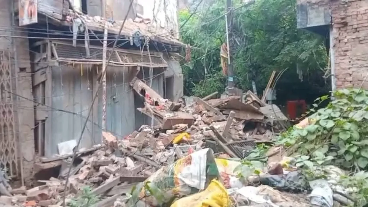 कानपुर में भारी बारिश बनी मुसीबत, भरभराकर गिरा जर्जर मकान