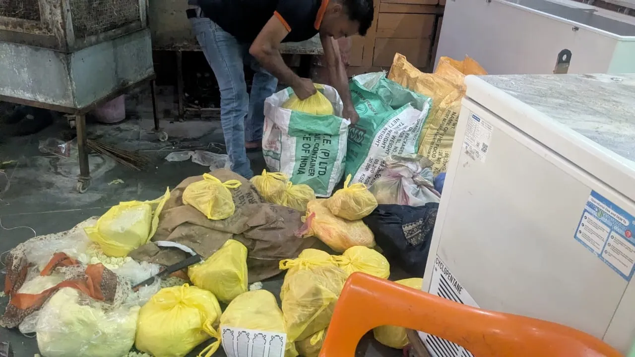   Kanpur News : त्योहार से पहले कानपुर में बड़ा एक्शन! 450 किलो बदबूदार खोया नष्ट, 19 नमूने लिए