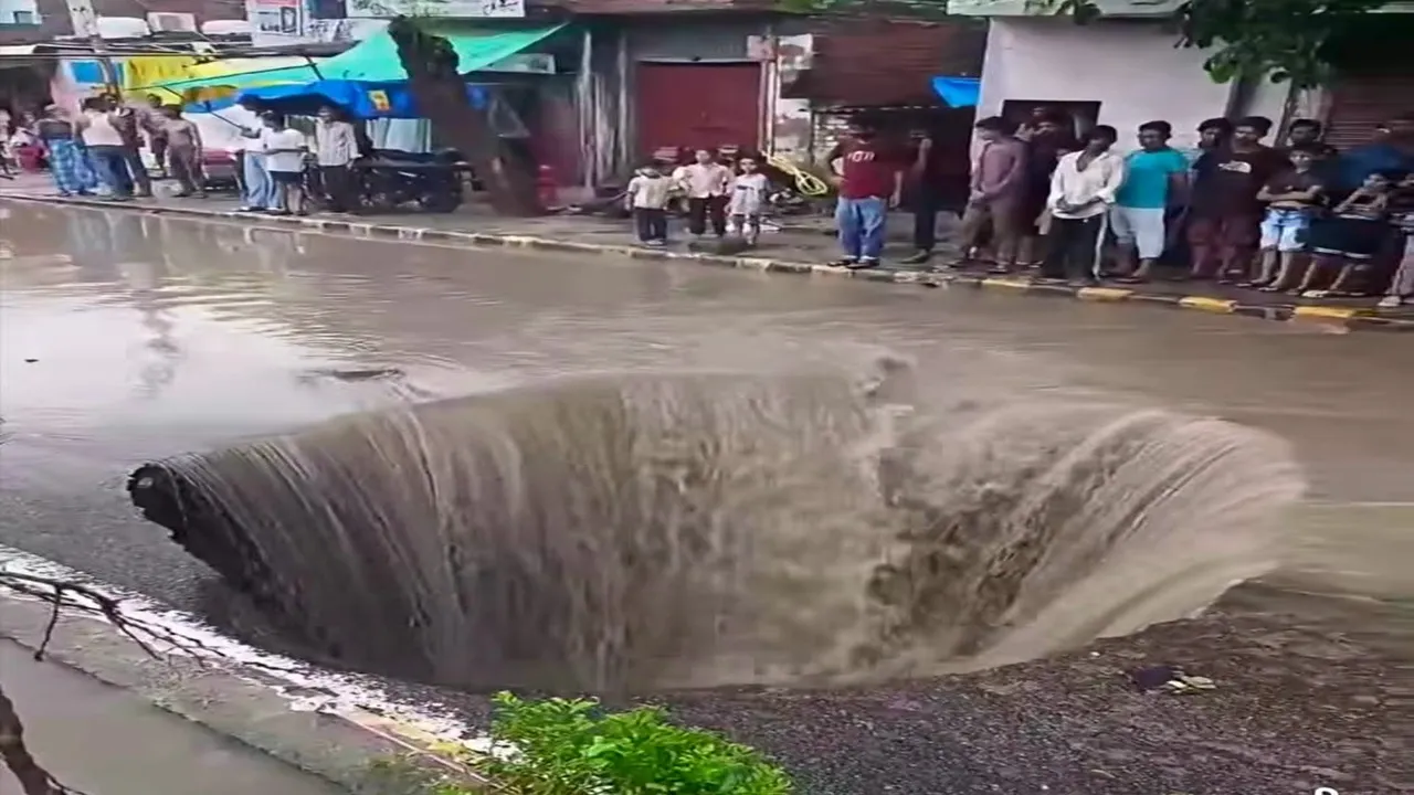 बारिश से कानपुर बेहाल! जाजमऊ में सड़क धंसी तो कई इलाकों में जलभराव, नगर निगम के दावों पर उठे सवाल