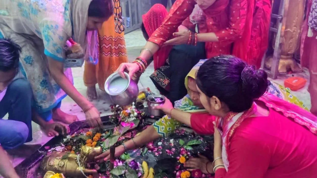 सावन का आखिरी सोमवार :  शिवालयों में आस्था के जल से हुआ भोलेनाथ का अभिषेक, गूंजा हर हर महादेव का जयघोष