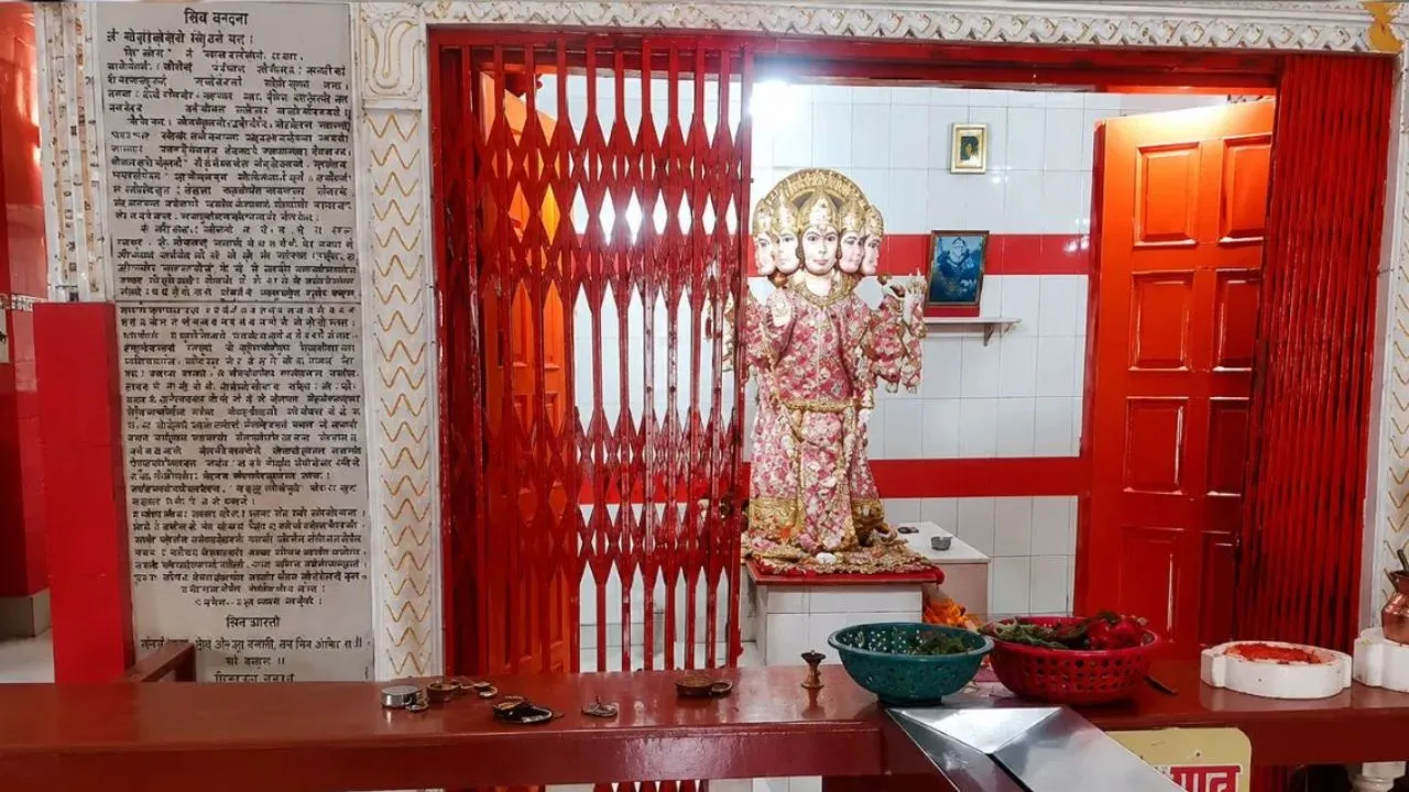 लखनऊ के पंचमुखी हनुमान मंदिर में चोरी, चांदी के मुकुट-छत्र समेत लाखों का सामान ले उड़े चोर; जांच में जुटी पुलिस 