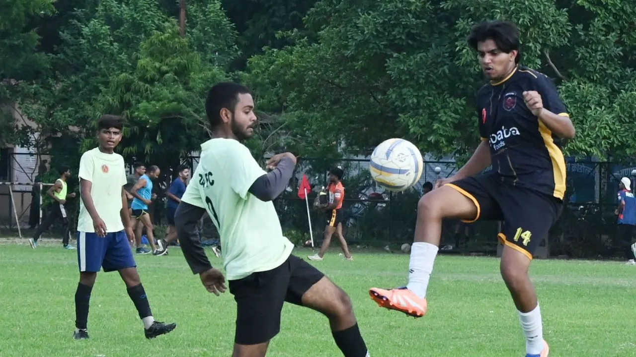 Lucknow Football League : चौक स्टेडियम में 90 मिनट का रोमांच, अलीगंज स्पोर्टिंग और RBI क्लब ने मारी बाजी