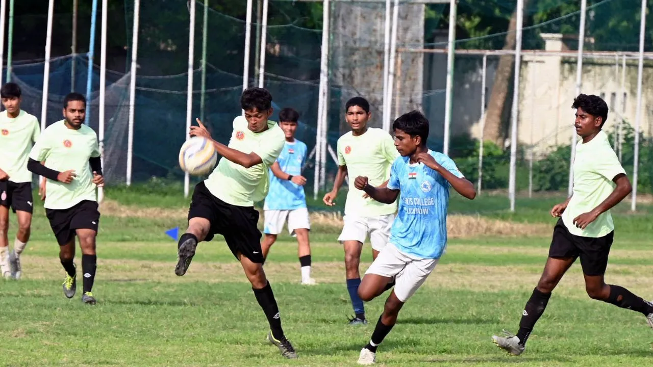 Lucknow Football League:  फुटबॉल लीग में यूपी पुलिस का जलवा, मुस्तफा के दो गोल से 3-0 की जीत; पहला मुकाबला ड्रॉ