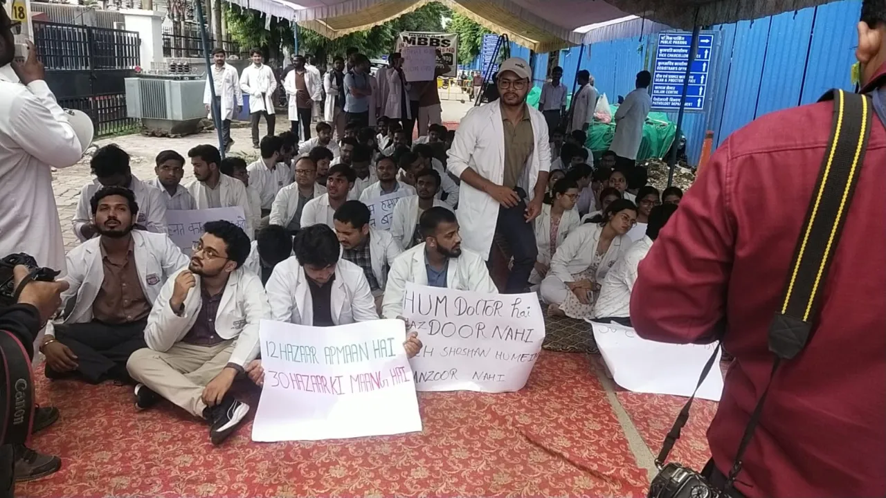 12 हजार में नहीं चलेगा काम!  KGMU में डॉक्टरों ने उठाई स्टाइपेंड बढ़ाने की मांग