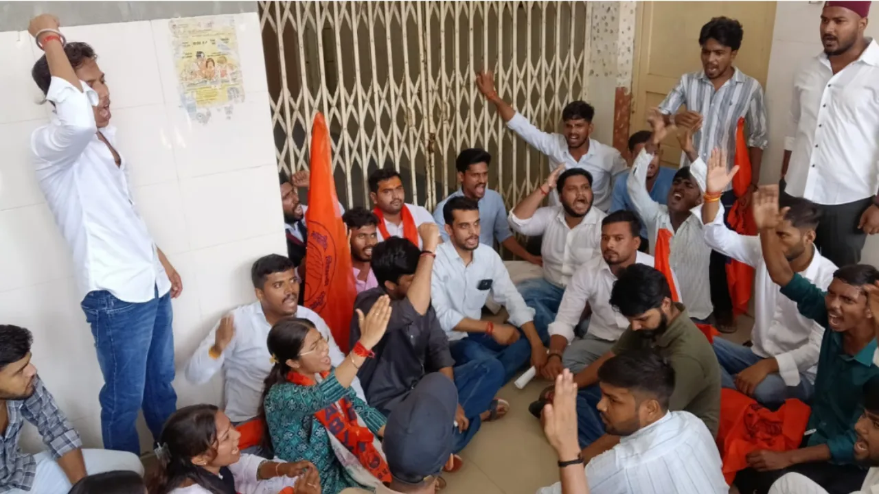 Lucknow University: आंतरिक मूल्यांकन में अनियमितता के विरोध में ABVP का प्रदर्शन, छात्रों ने उठाई जांच की मांग