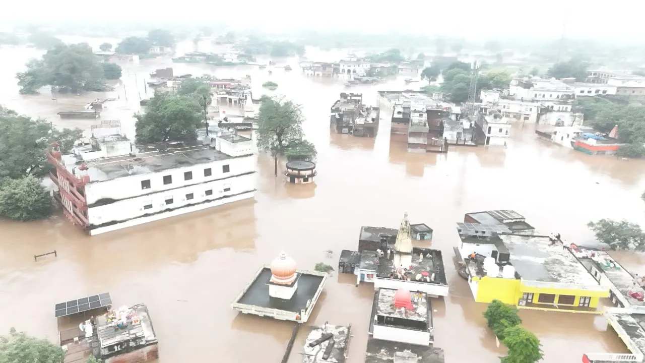 चित्रकूट में मंदाकिनी ने दिखाया रौद्र रूप, हाईवे पुल के ऊपर बहा पानी; बाढ़ ने तोड़े पुराने रिकॉर्ड