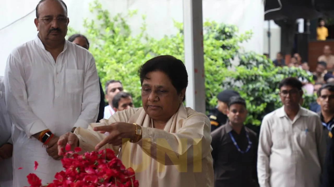 Mayawati pays tribute