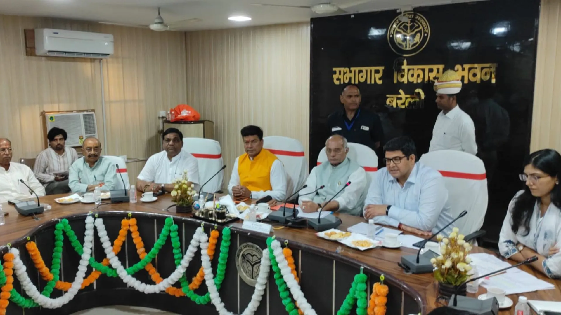 Bareilly News : कैबिनेट मंत्री धर्मपाल सिंह ने की विकास कार्यों की समीक्षा बैठक 