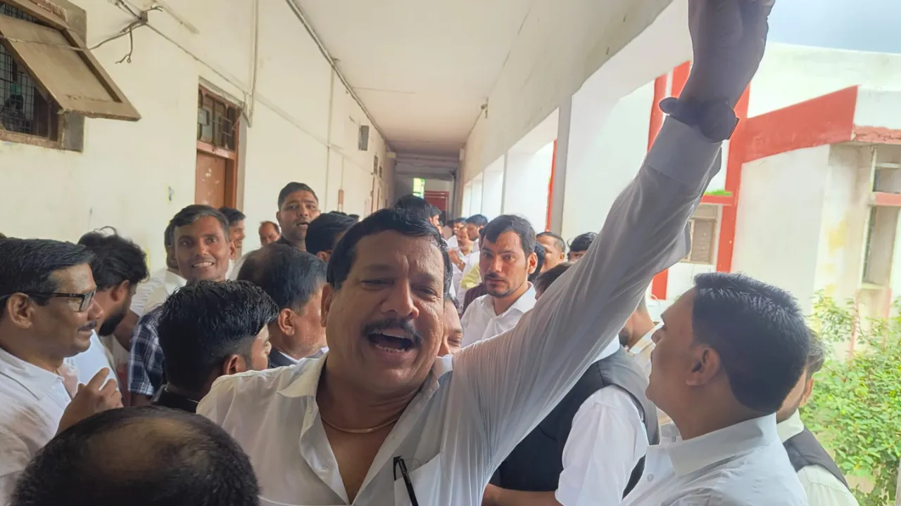 मोहनलालगंज की रजिस्ट्रियां सदर तहसील में कराने के फैसले पर भड़के अधिवक्ता, रजिस्ट्री कार्यालय कराया बंद