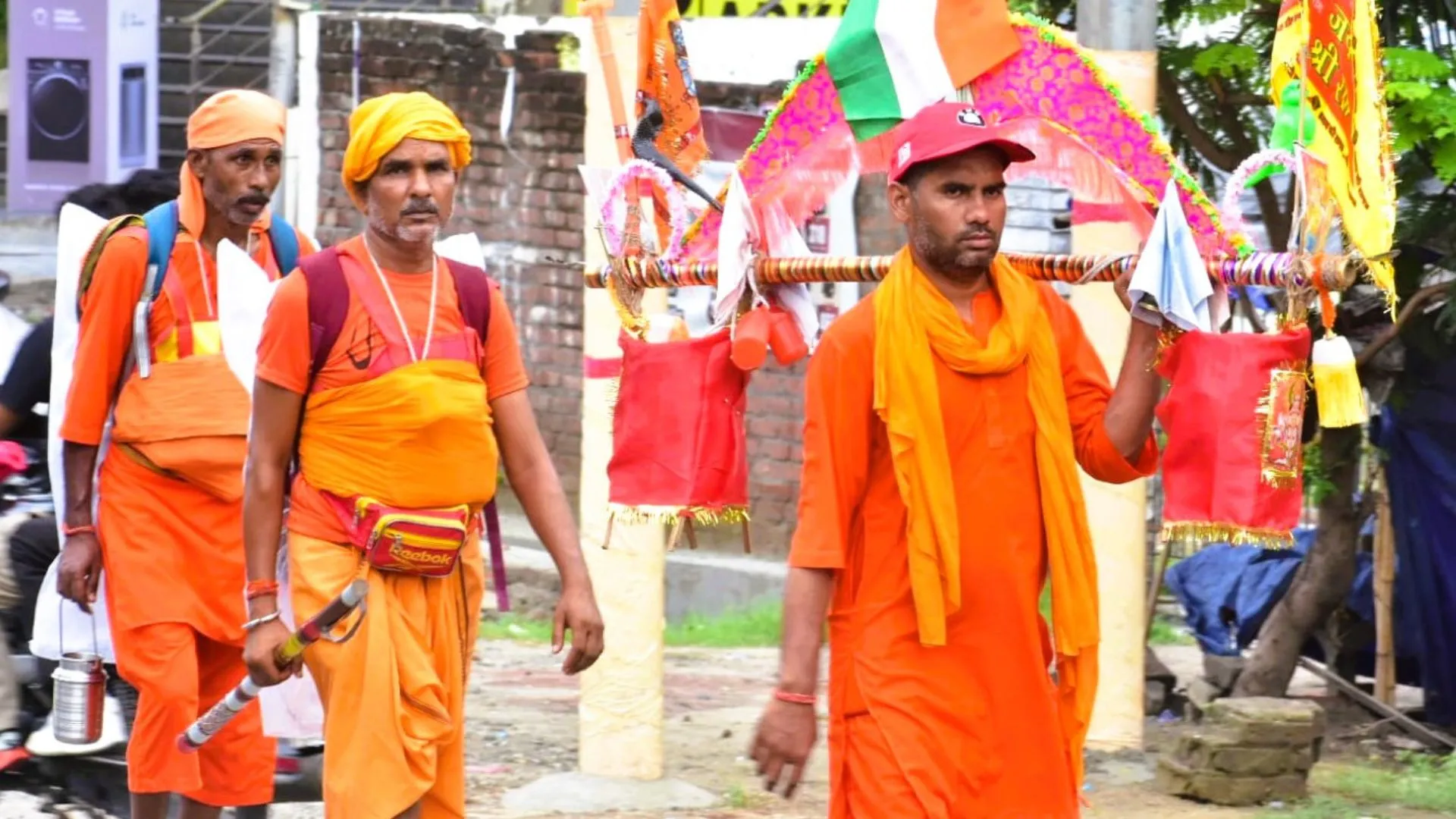 Moradabad News : हर-हर महादेव के उद्घोष के बीच भगवा रंग में रंगे कांवड़ मार्ग 
