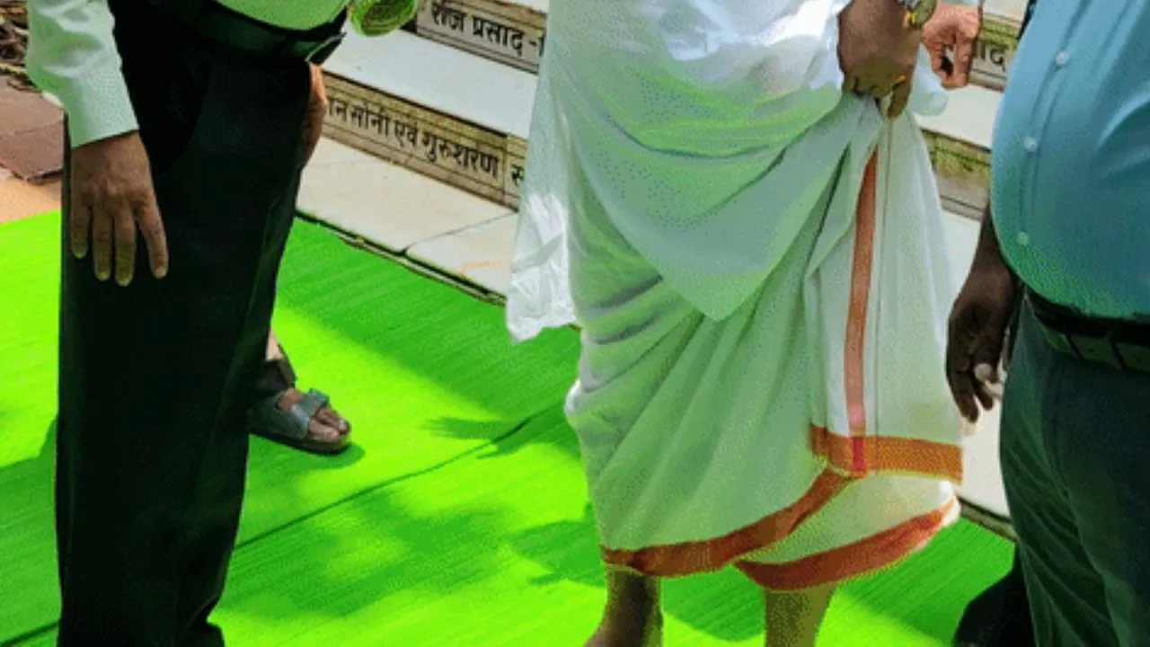 Sawan Somwar: नागेश्वरनाथ मंदिर में श्रद्धालुओं के लिए बिछाई गई मैट, फिसलन से मिलेगी राहत