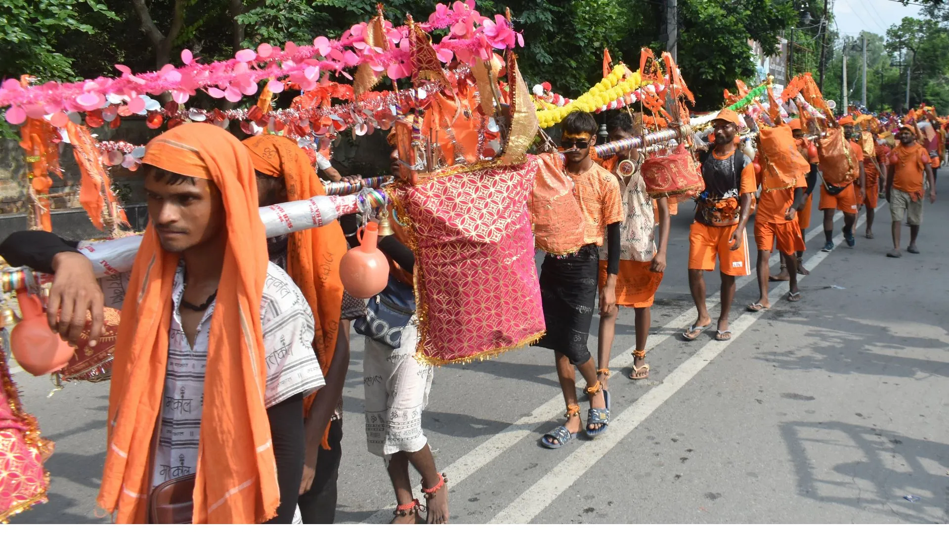 Bareilly News : हर-हर महादेव के उद्घोष के बीच नाथ मंदिरों में जलाभिषेक के लिए उमड़ा शिवभक्तों का जनसैलाब 