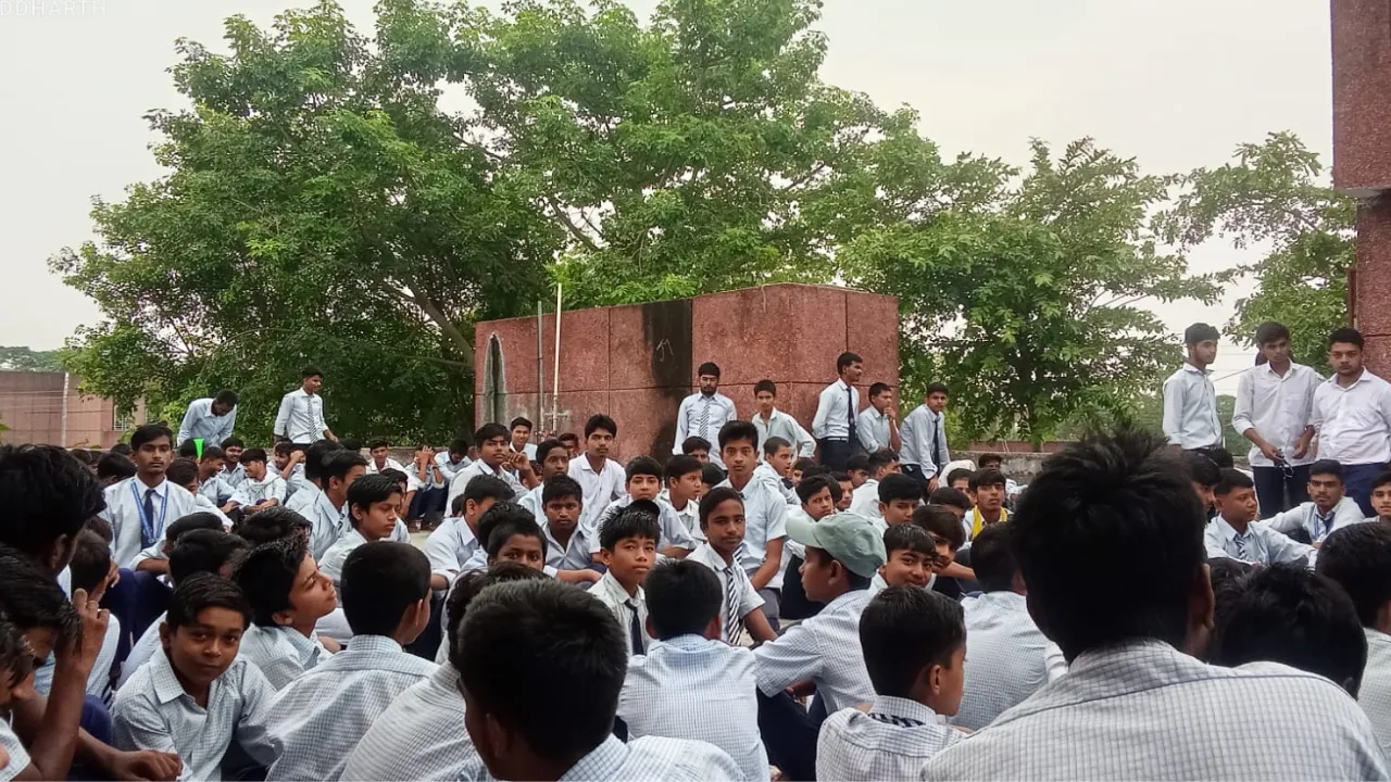 नवोदय स्कूल में खाने में मिले कीड़े... छात्रों का ABVP ने दिया साथ;  डीएम के आश्वासन पर 15 घंटे बाद खत्म हुआ आंदोलन
