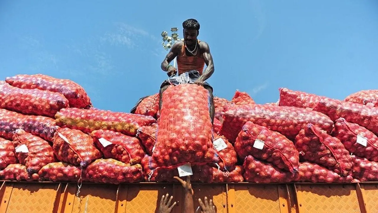Onion Price : चीनी के बाद अब प्याज ने रुलाया! करीब 59% उछले दाम, सरकार की ‘कांदा एक्सप्रेस’ से कीमतों पर लगेगी लगाम