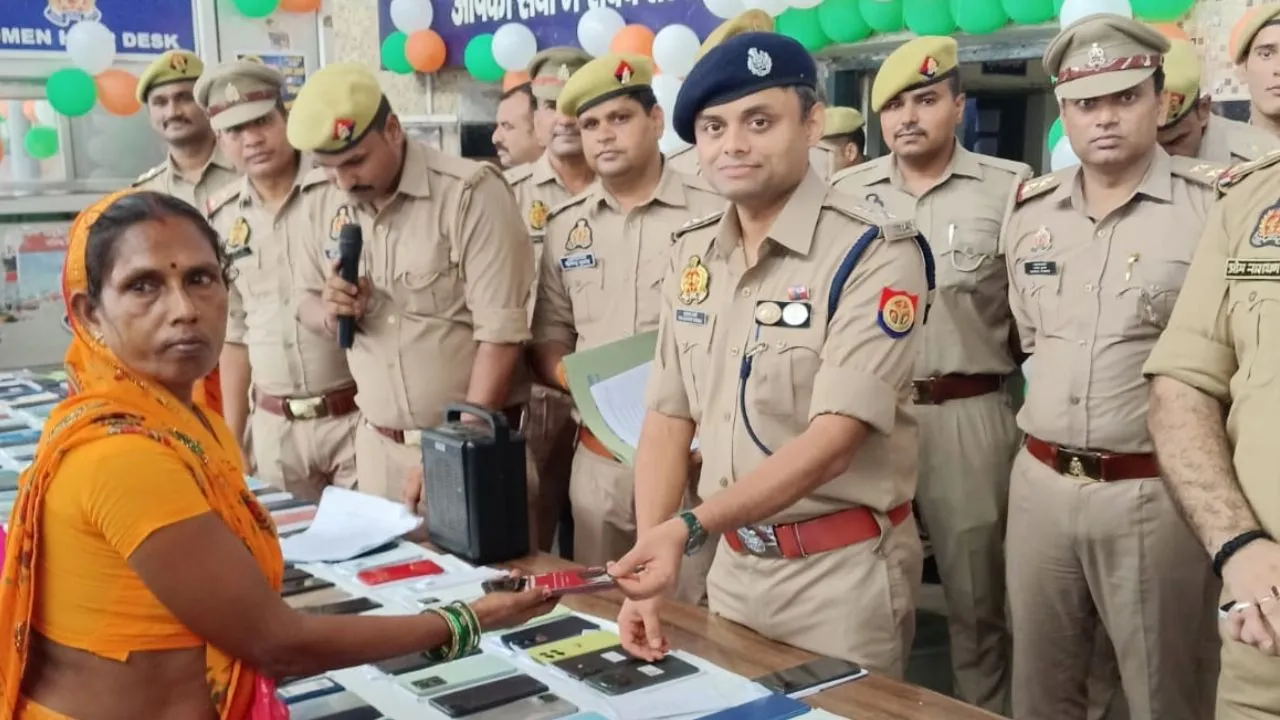  Kanpur News:  रक्षाबंधन पर GRP का ‘ऑपरेशन मुस्कान’, 611 यात्रियों को लौटाए गुम मोबाइल