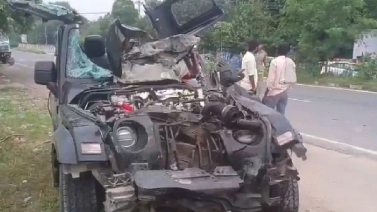 Hapur :  गंगा एक्सप्रेसवे पर बेकाबू होकर पलटी तेज रफ्तार थार, 4 युवकों की मौत ; एक घायल 