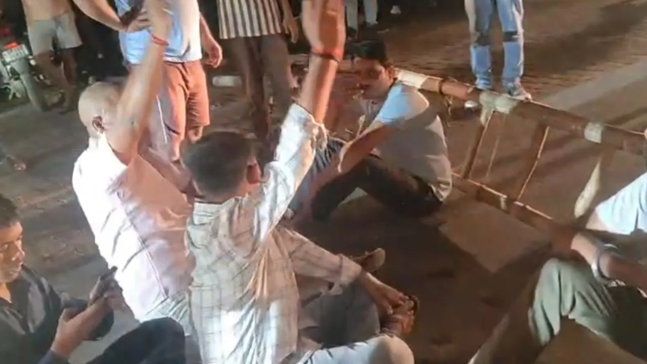 Bahraich News:  10 घंटे बिजली गुल रहने से भड़के लोग, आधी रात सड़क पर उतरे; बहराइच-लखनऊ मार्ग जाम