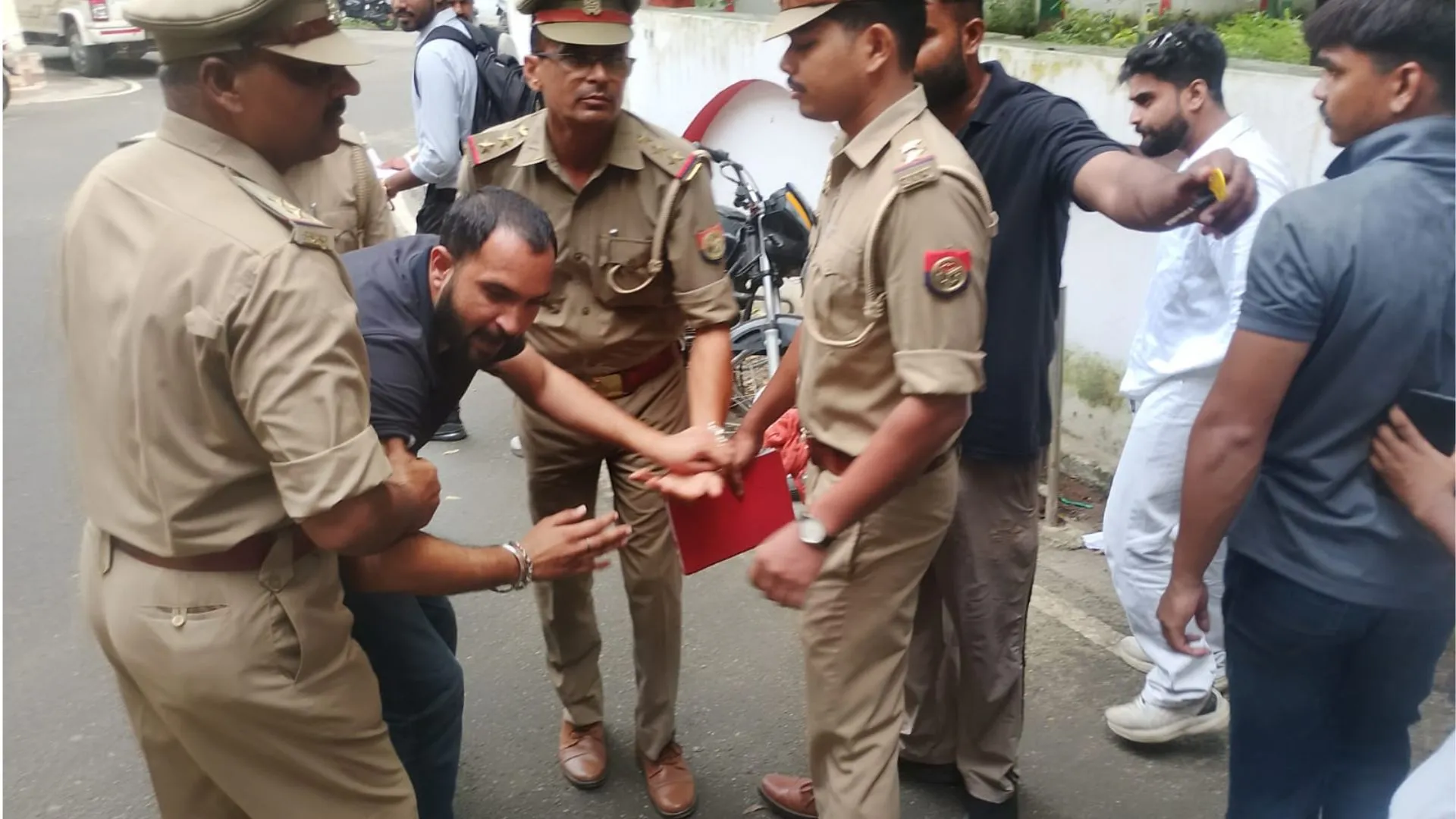 Pilibhit News : हाथ के ऑपरेशन से महिला की मौत! कलेक्ट्रेट पर आत्मदाह करने पहुंचा परिवार, पुलिस से नोकझोंक 