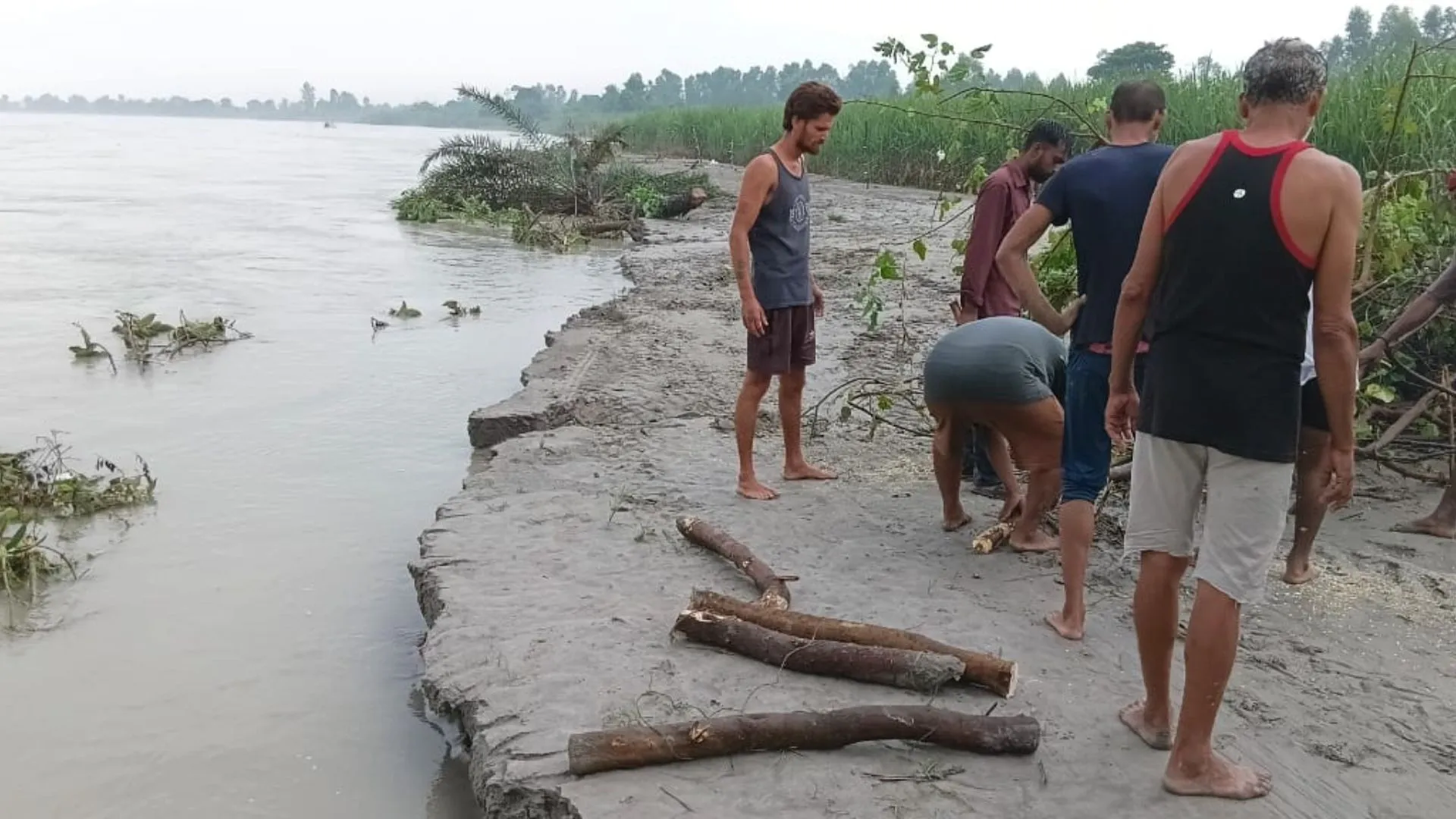 UP News : तराई में शारदा का कहर, अपनी आंखों के सामने बर्बादी का मंजर देख रहे बेबस किसान 