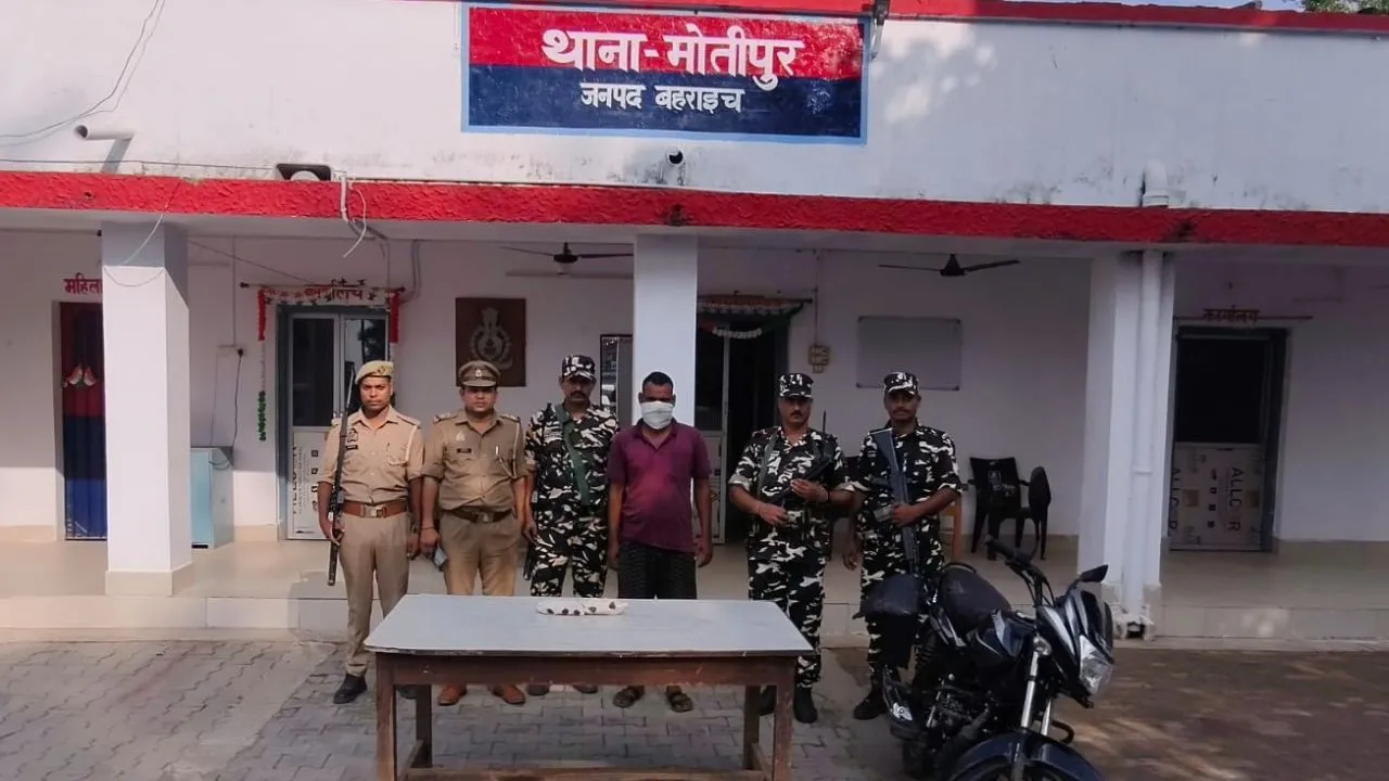 बहराइच में पुलिस का एक्शन:  583 ग्राम चरस बरामद, बाइक सवार युवक गिरफ्तार