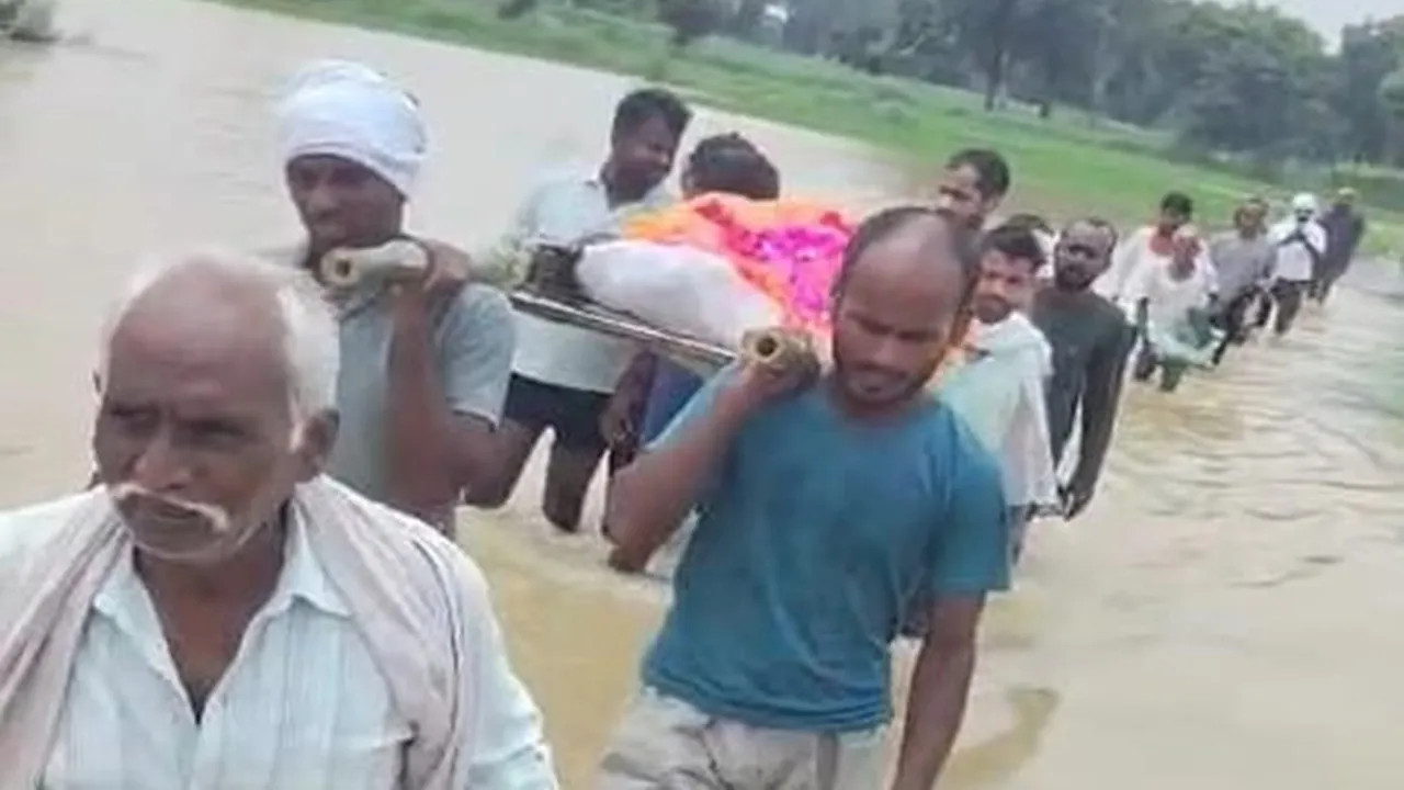 Pratapgarh News:  प्रशासनिक उपेक्षा पर भारी पड़ा अपनों का दर्द ! उफनाती नदी के बीच जलमग्न पुल से निकली शव यात्रा, देखें वीडियो