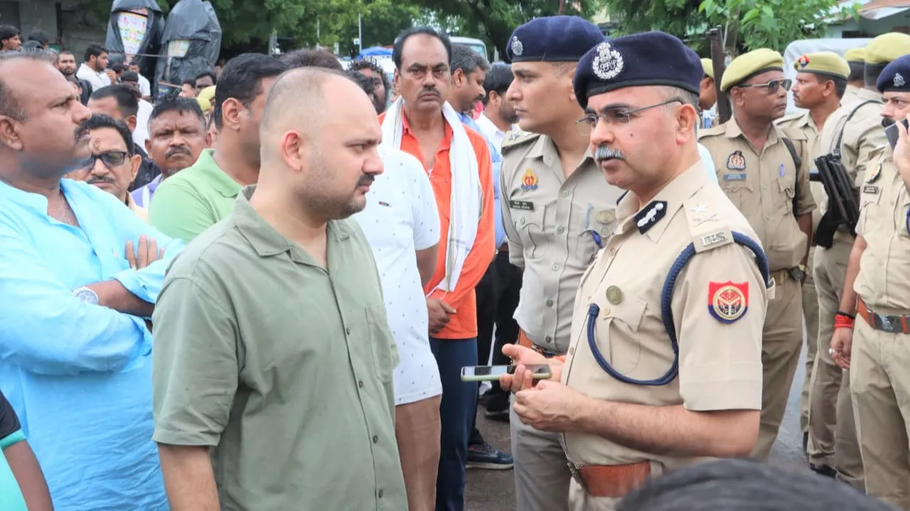 Pratapgarh News: बारिश में मकान ढहने से एक परिवार के छह लोगों की मौत, पीड़ित परिवार को प्रशासन ने दी बड़ी आर्थिक सहायता