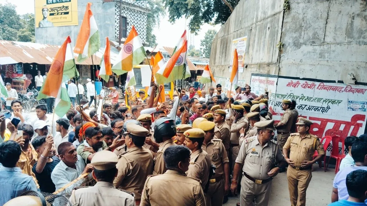 सीतापुर-बरेली हाईवे जाम :  आर्थिक आरक्षण की मांग को लेकर विरोध प्रदर्शन; पुलिस ने किया हाउस अरेस्ट