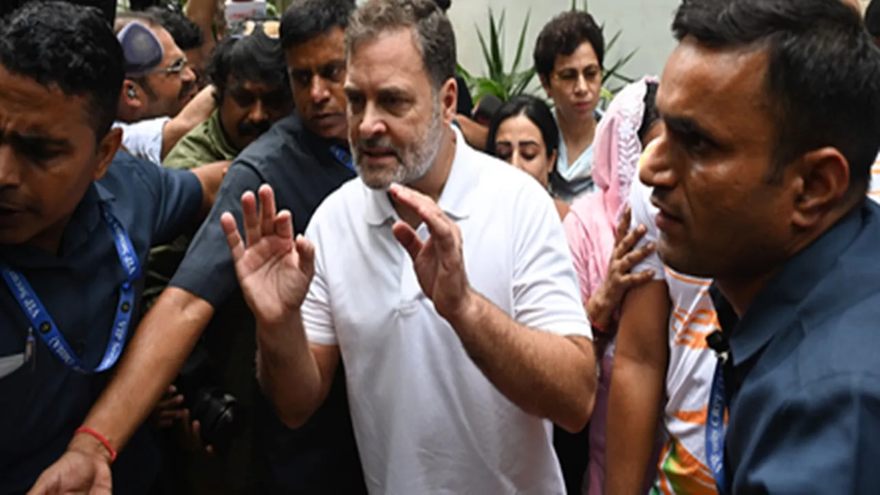 पैलेट गन मामले में राहुल गांधी का ‘धरना’! पीड़ित साहिल को लेकर संसद मार्ग थाने पहुंचे, FIR न होने पर थाने के बाहर बैठे