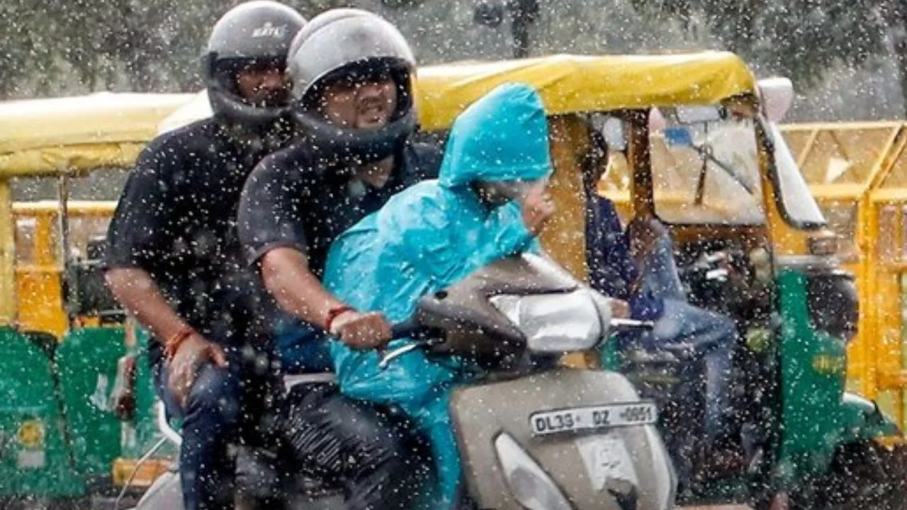 UP Weather Today:  लखनऊ में बारिश से सड़कों पर पानी ही पानी, IMD ने दी भारी बारिश की चेतावनी