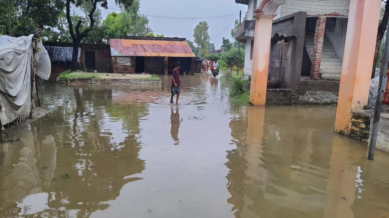 मूसलाधार बारिश से रायबरेली के दर्जनों गांव जलमग्न, घरों में घुसा पानी; ग्रामीणों की बढ़ी मुश्किलें