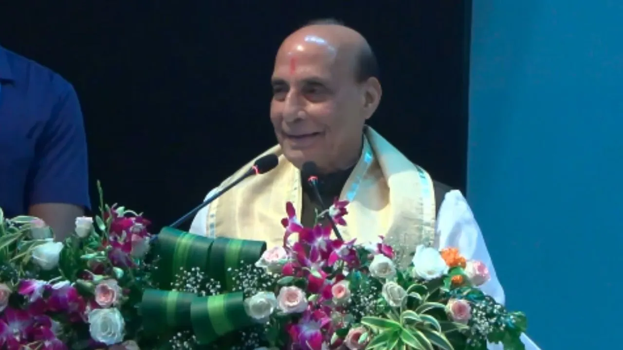  BBAU 11th Convocation:  लखनऊ में छात्रों को मैडल देकर बोले राजनाथ सिंह, चरित्र विकास के बिना शिक्षा अधूरी 