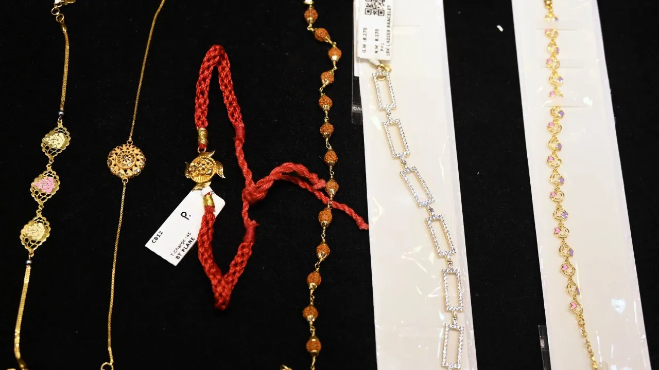  Rakshabandhan 2026:  बाजारों में छाया सुनहरी-चांदी की राखियों का जलवा, इको-फ्रेंडली रक्षासूत्र पहली पसंद ; जानें रेट 