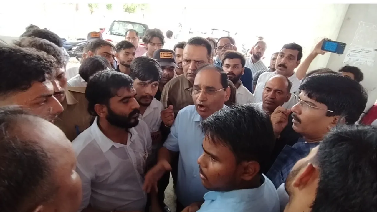 कुलपति की विदाई में बवाल: ABVP के विरोध से रुहेलखंड यूनिवर्सिटी में हंगामा, धक्का-मुक्की के आरोप