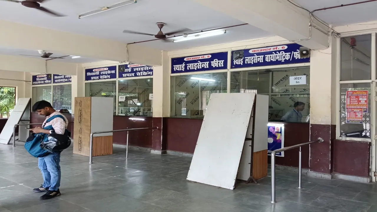  कानपुर आरटीओ में छापे के बाद पसरा सन्नाटा, कमरे अंदर से लॉक, 11 दलालों पर कार्रवाई के बाद बंद रहे शटर