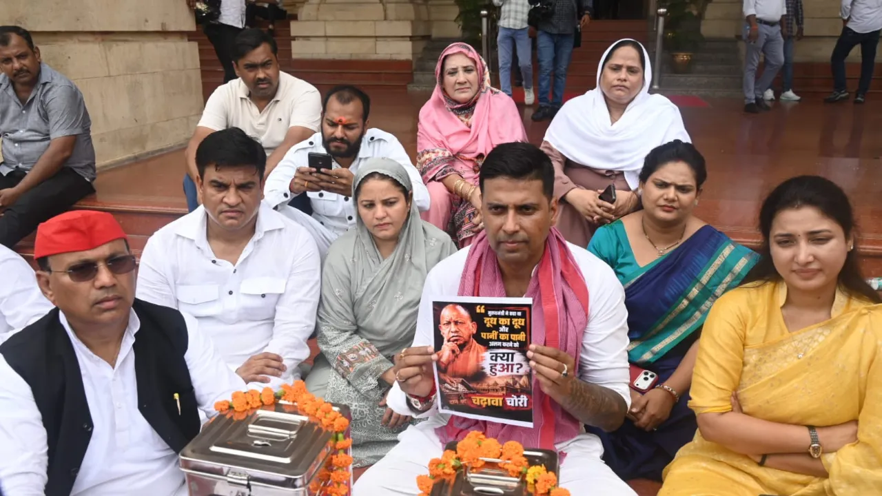 UP Monsoon Session: सीएम योगी बोले- 'युवा और किसान विरोधी है सपा, विपक्ष के भारी हंगामे के बीच विधानसभा की कार्यवाही अनिश्चितकाल के लिए स्थगित