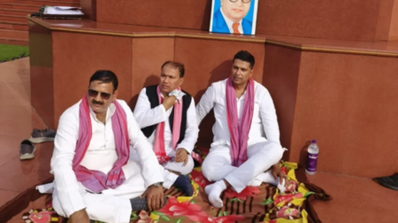 राम मंदिर चढ़ावे के मुद्दे पर सपा का अनोखा प्रदर्शन, निलंबित विधायक सचिन यादव दान पात्र लेकर धरने पर बैठे