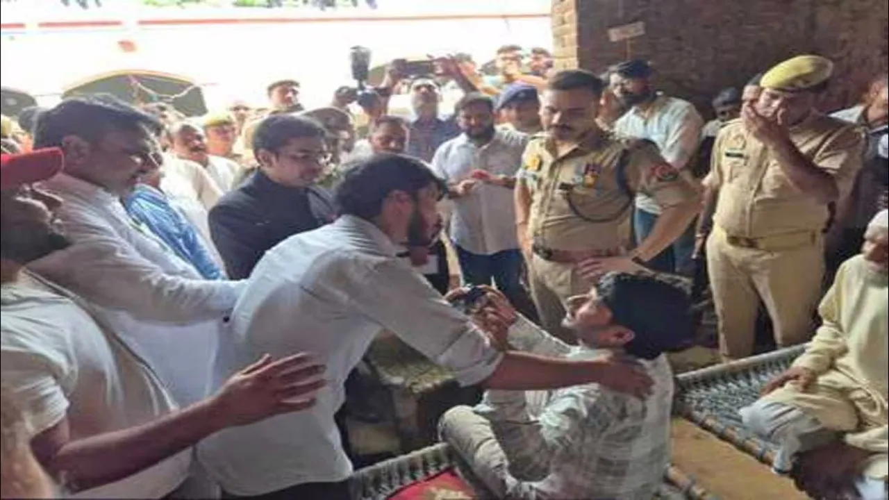 Sambhal News : संभल में आजादी का जश्न मातम में बदला, बच्चों से भरा छज्जा भरभराकर गिरा; 8 साल के मासूम की मौत