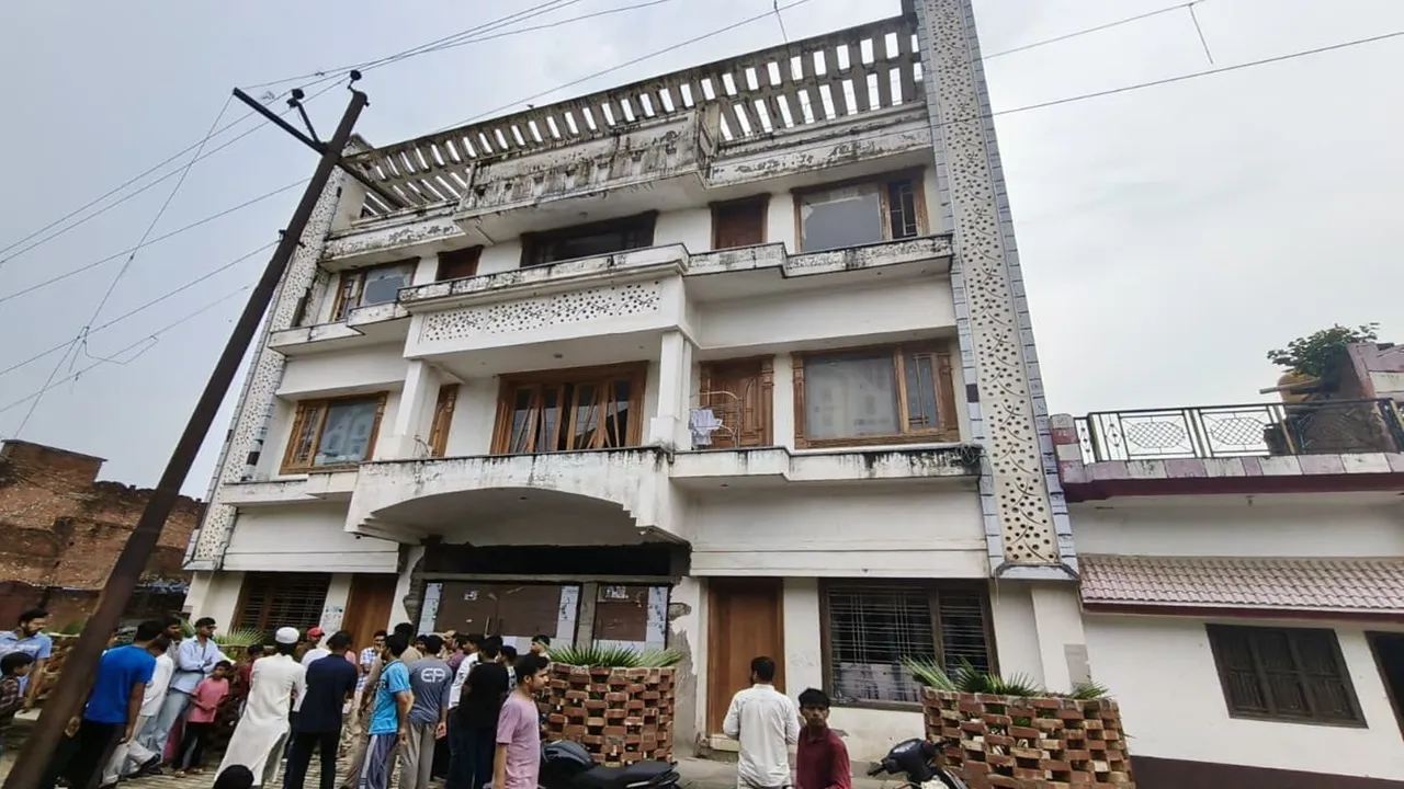  Sambhal News: सपा विधायक इकबाल से जुड़े निर्माण पर चला प्रशासन का डंडा, तीन मंजिला कोठी अवैध घोषित; 15 दिन में गिराने का आदेश 
