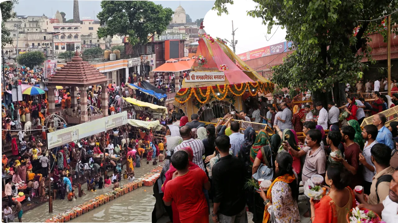 Sawan Last Somwar: काशी से लेकर प्रयागराज तक हुआ शिवमय, महादेव के दर्शन को उमड़ा आस्था का सैलाब