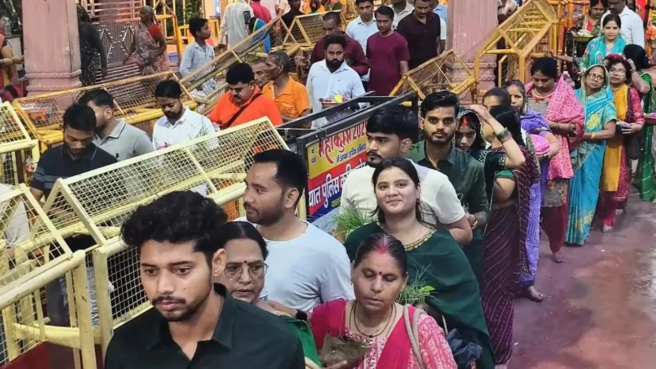 Sawan Somwar 2026:  सावन के पहले सोमवार पर प्रयागराज में उमड़ा आस्था का सैलाब, शिवालयों में गुंजा 'हर हर महादेव'